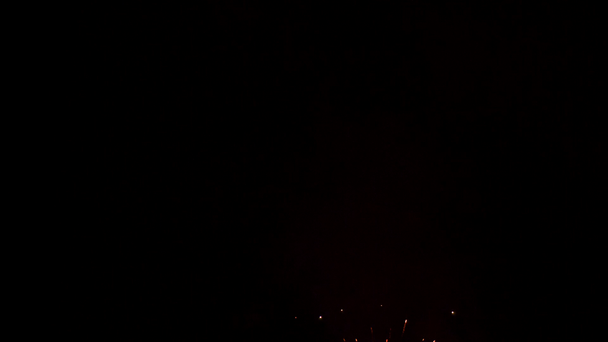 Fogos de artifício explodem com faíscas vermelhas e amarelas
 - Filmagem, Vídeo