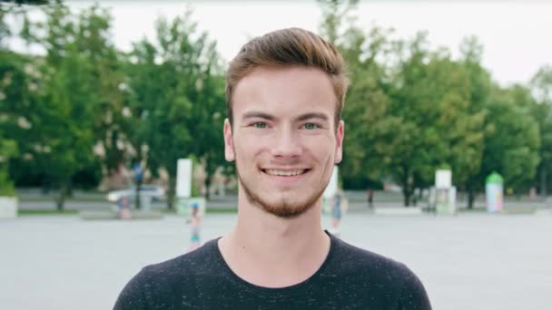 Uomo dai capelli rossi con barba sorridente in città
 - Filmati, video