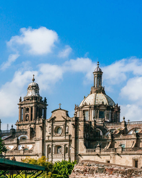 Side View of Mexico City Metropolican Cathedral in Downtown Mexico City, Mexico - Foto, Imagen