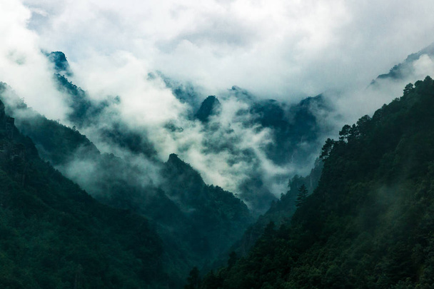 Вид на гори Cangshan у Dali, Юньнань, Китай - Фото, зображення