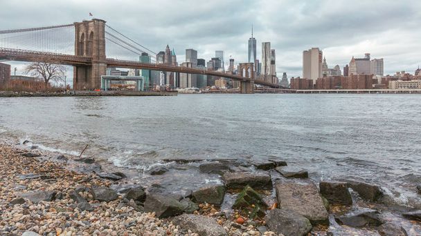 Vue sur Brooklyn Bridge et Manhattan Skyline depuis Brooklyn par temps nuageux, à New York, États-Unis
 - Photo, image