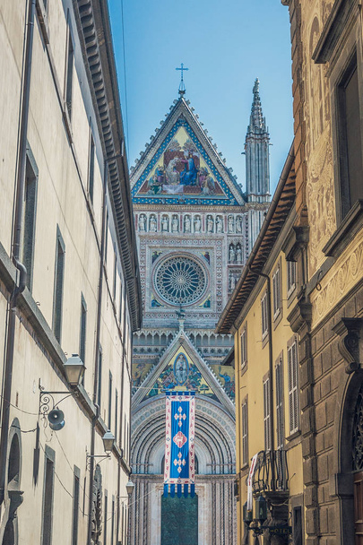 The facade of the Orvieto Cathedral between Renaissance houses of Orvieto, Italy - Valokuva, kuva