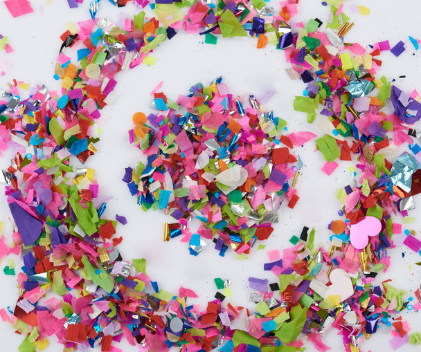 Коло з різнокольорового конфетті
 - Фото, зображення