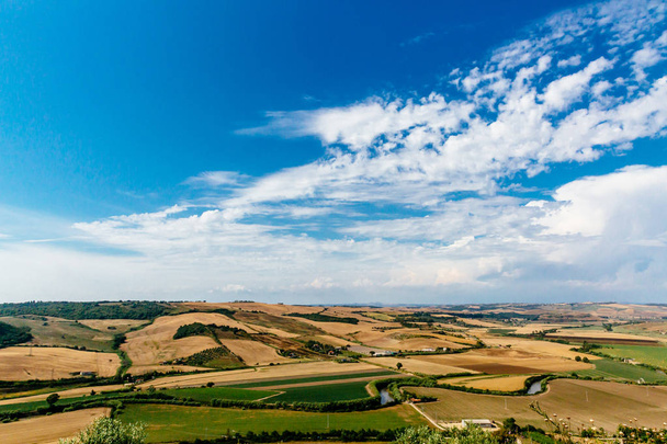 Panoramatický pohled z polí v italském venkově poblíž Tarquinia, Itálie - Fotografie, Obrázek