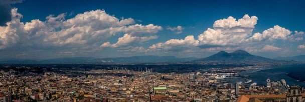 Πανοραμική Αεροφωτογραφία της Νάπολης, Ιταλία, με Βεζούβιου σε απόσταση - Φωτογραφία, εικόνα