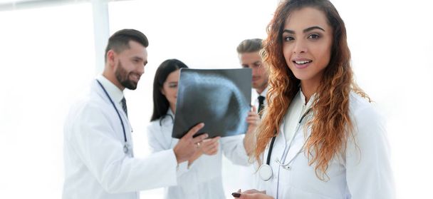 confident doctors in hospital looking at x-ray. - Foto, Imagen