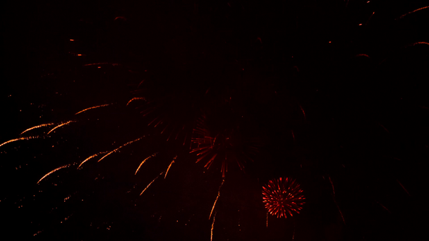 Взрывающиеся шары фейерверков оставляют после себя дым
 - Кадры, видео