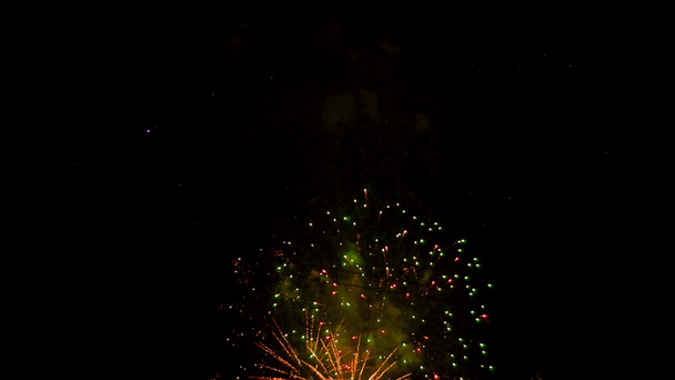 Explosões de bolas de fogo de artifício multicoloridas no céu
 - Filmagem, Vídeo