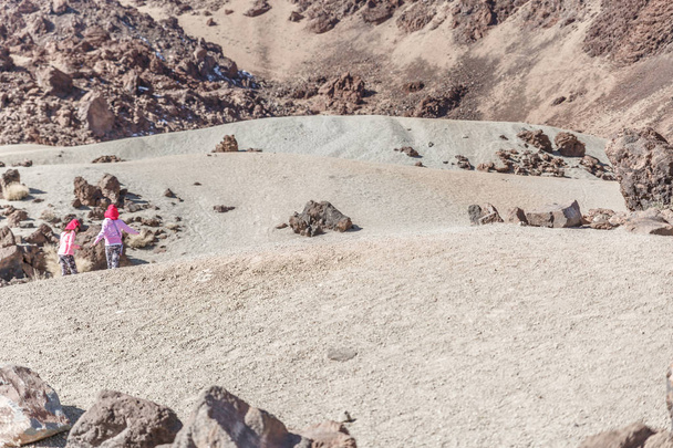 Две девушки бегают посреди пустыни со скалами, Тенерифе
 - Фото, изображение