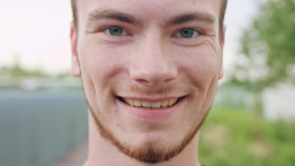 Uomo dai capelli rossi con barba sorridente in città
 - Filmati, video