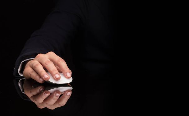Hand using mouse on dark background - Foto, Imagen