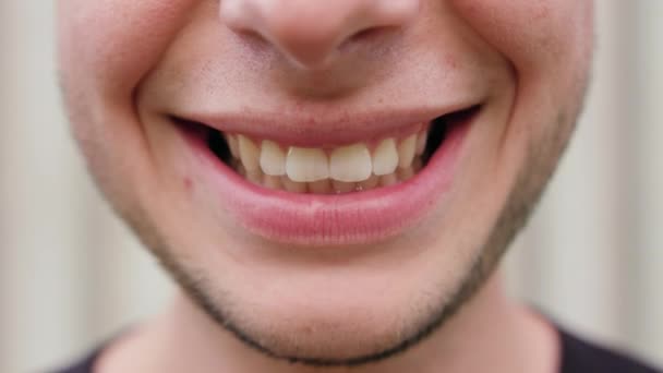 Close-up de uma boca de Mans sorrindo
 - Filmagem, Vídeo