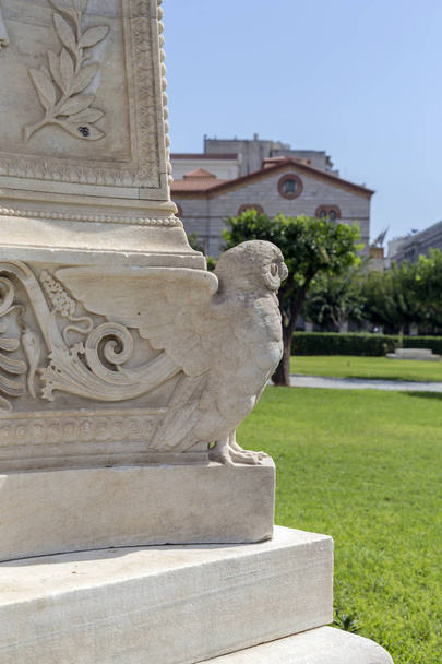 Αστικό τοπίο. Τα γλυπτά κοντά Ακαδημία των Επιστημών στην πόλη της Αθήνας σε μια ηλιόλουστη ημέρα (Ελλάδα) - Φωτογραφία, εικόνα