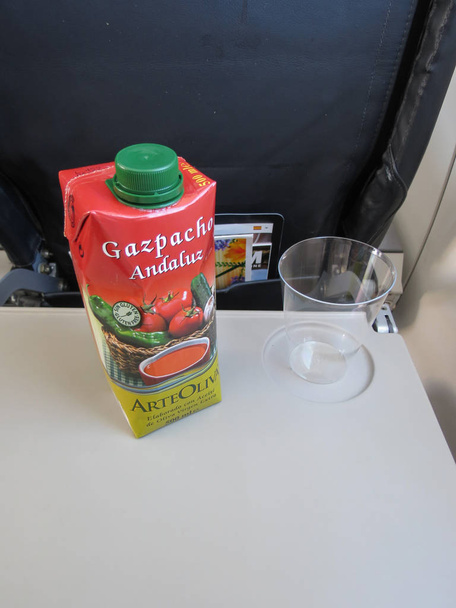 Індонезія - 2018 вересня в межах: приготування гаспачо andaluz (андалузький іспанський томатний суп з цибулею, перець, огірки, часник) tetrapack служив на рейсах авіакомпанії Iberia - Фото, зображення