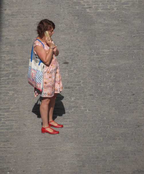Salamanca, Spanyolország - kb szeptember 2018: portré egy nőt, felszólítva a telefon - Fotó, kép