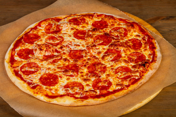 Pizza se salámem a rajčaty - Fotografie, Obrázek