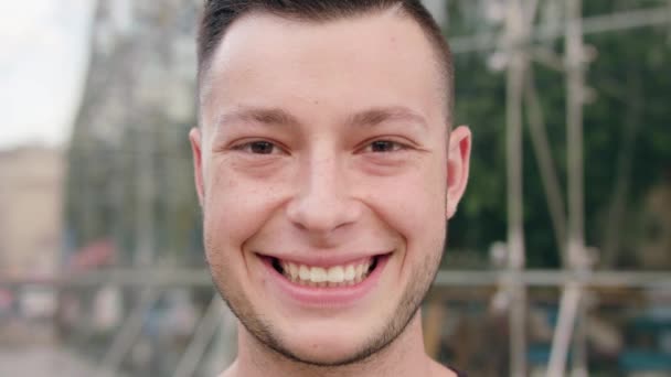 Dark-Haired Man met baard glimlachend in de stad - Video
