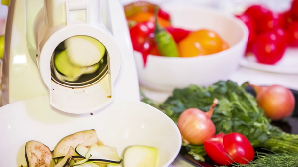 Patlıcan dilimleri ile mutfak robotu keser - Video, Çekim
