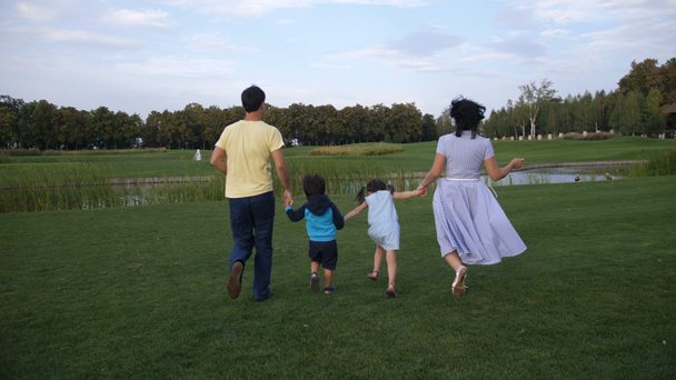 Gondtalan család-val kids fut keresztül park - Felvétel, videó