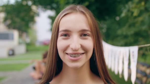 Ευτυχισμένος χαμογελαστό γυναίκα στην πόλη - Πλάνα, βίντεο