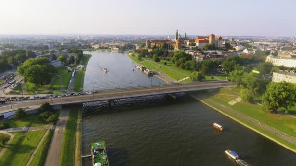 Krakova, Puola. Wawelin kuninkaallinen linna ja katedraali, Vistula River. Antenni
 - Materiaali, video