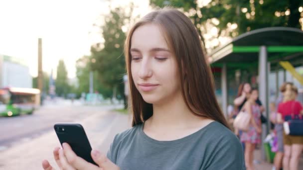 Jovencita usando un teléfono en la ciudad
 - Metraje, vídeo