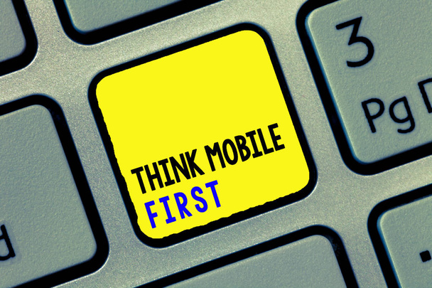 Käsitteellinen käsiala osoittaa Think Mobile First. Business valokuva teksti Easy Handheld Device Esteetön sisältö 24 tai 7 Kätevä
 - Valokuva, kuva