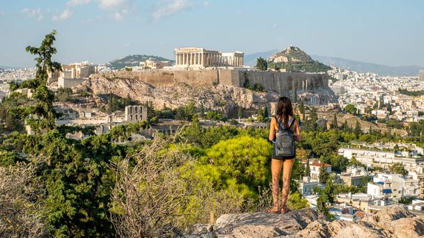 Nastolatka z widokiem na Akropol i Partenon Lykavetos - Zdjęcie, obraz