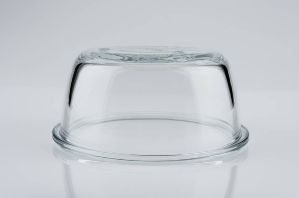 Conceito de proteção, cúpula de vidro transparente vazia no fundo cinza, espaço em branco para exibição e apresentação do produto
. - Foto, Imagem
