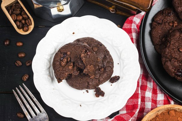 木製のテーブル背景に自家製チョコレート クッキー。ベーキング食品.  - 写真・画像