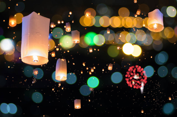 Prachtige vuurwerk en lantaarns voor viering met vervaging bokeh licht, gelukkig nieuw jaar en merry christmas. - Foto, afbeelding