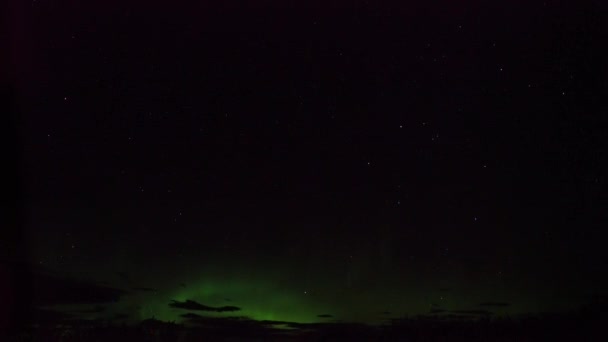 Real time (not timelapse) aurora borealis (northern lights) em Whitehorse, Canadá, às 01: 13 em 10 de setembro de 2018 com lênz de 20mm de largura angular
 - Filmagem, Vídeo