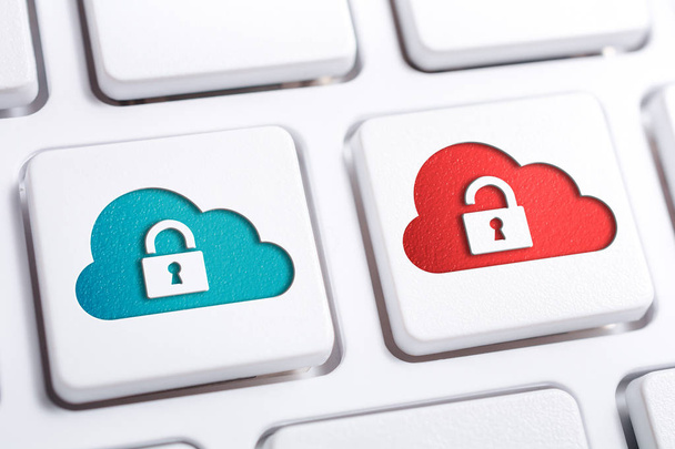 Makro sicherer und unsicherer Cloud-Tasten mit geöffnetem und geschlossenem Schloss-Symbol auf einer weißen Tastatur - Foto, Bild