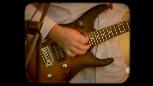 手は、エレク トリック ギターを果たしています。レトロなスタイルの 8 mm フィルム. - 映像、動画