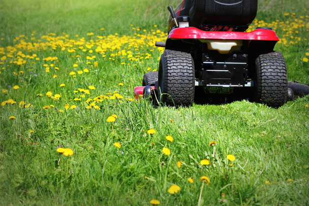 トラクター芝刈り機春の草刈 - 写真・画像