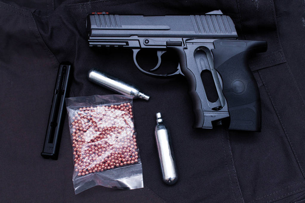 pneumatische Makarow-Pistole mit Kugeln und Gasflaschen. - Foto, Bild