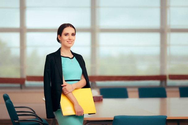 Geschäftsfrau hält einen Ordner im Konferenzraum - Foto, Bild