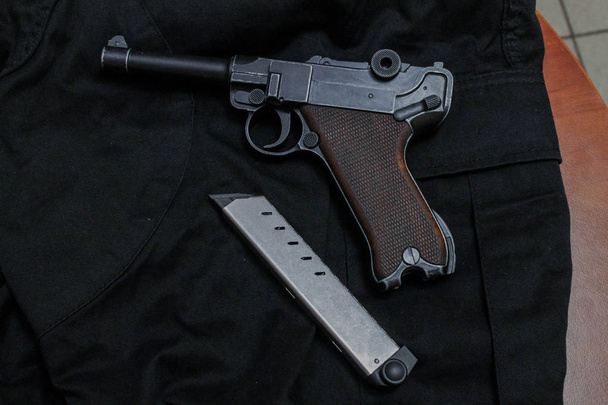 Nagan pisztoly lőszert magazin. Fekete revolver. - Fotó, kép