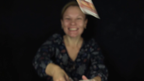 Entuzjastycznie kobieta rzuca banknotów pięć tysięcy rubli na czarnym tle, szczęśliwy wielki stos pieniędzy zwolnionym tempie Stockowy wideo - Materiał filmowy, wideo