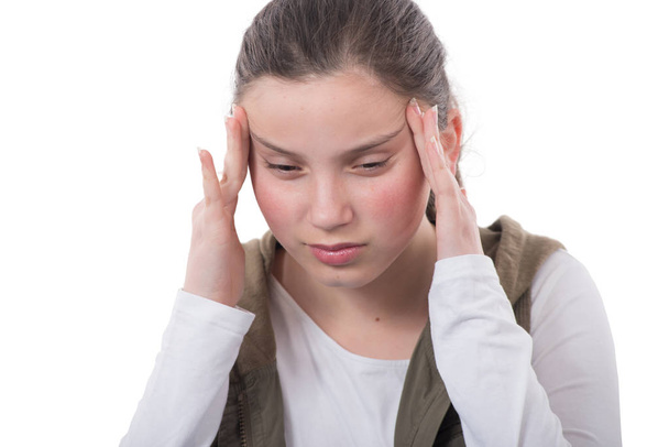 jonge tiener heeft een hoofdpijn op witte achtergrond - Foto, afbeelding