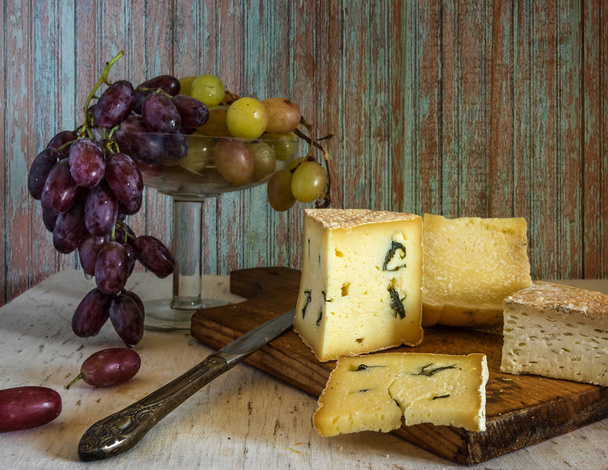 vida tranquila com pedaços de queijo e uvas. Comida. Delicioso. vintage. retro
. - Foto, Imagem