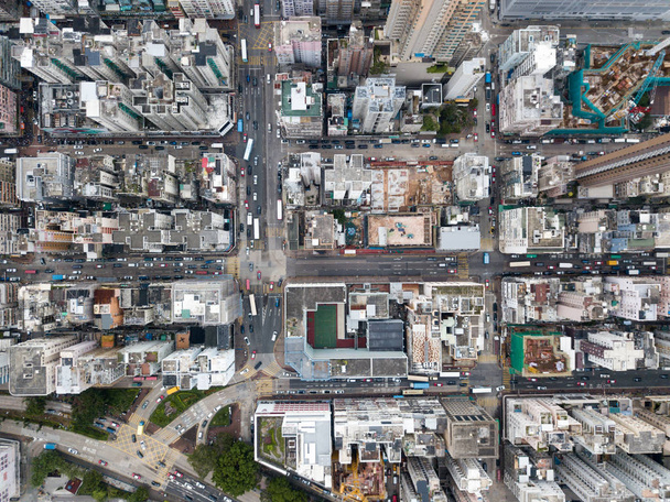 Vista aérea sobre Kowloon, Sham Shui Po, em Hong Kong, lotado e ocupado, salvar no arquivo de log
 - Foto, Imagem