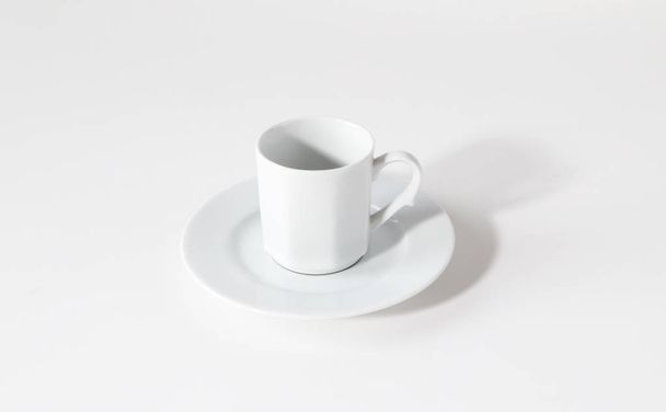 Tazza di caffè vuota su sfondo bianco
 - Foto, immagini