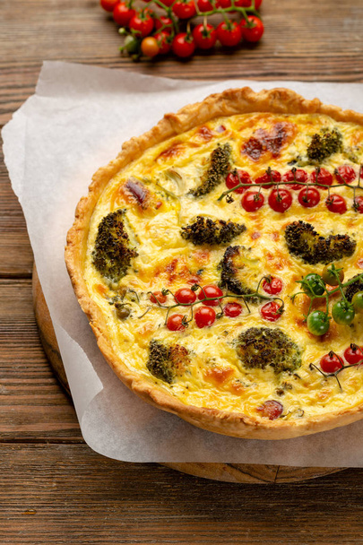 French pie with broccoli and tomatoes - Foto, Imagem