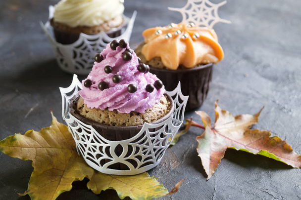 cupcakes maison à la crème. sur fond sombre
 - Photo, image