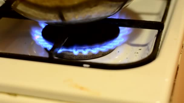Sininen liekit palavan kaasun keittiössä
. - Materiaali, video