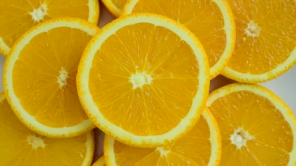 Le fette di arancia sembrano deliziose.Mescolare la frutta.Frutta fresca da vicino.Mangiare sano, concetto di dieta.Composizione con una varietà di frutta e verdura biologica. Dieta equilibrata. Frutta fresca colorata su sfondo bianco
. - Filmati, video
