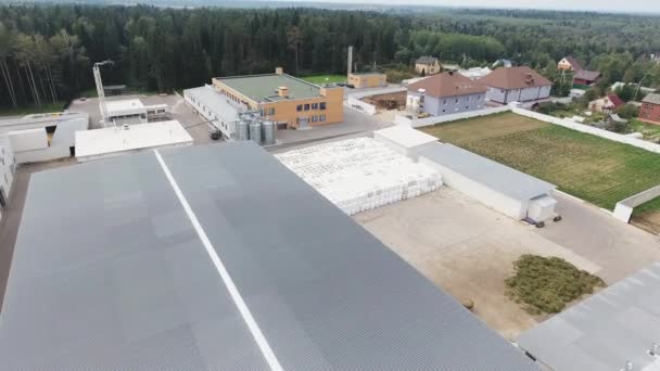 Dron létá nad střechami moderní čisté oplocený farmy s hromadou kulatých balíků. - Záběry, video