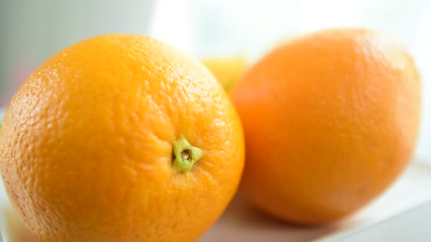 Orangenscheiben sehen köstlich.close up. Gesunde Ernährung, Diätkonzept.com Position mit einer Vielzahl von Bio-Gemüse und Obst. ausgewogene Ernährung. bunte frische Früchte auf weißem Hintergrund. - Filmmaterial, Video