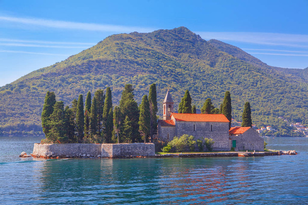 Saint George eiland in de baai van Kotor - Foto, afbeelding
